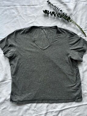 Bombas V-Neck Tee- Gray